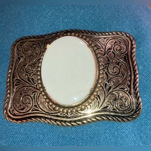 NWOT VTG BELT BUCKLE GOLD TONE SCROLLWORK & BLACK BACKGROUND & WHITE OVAL CENTER